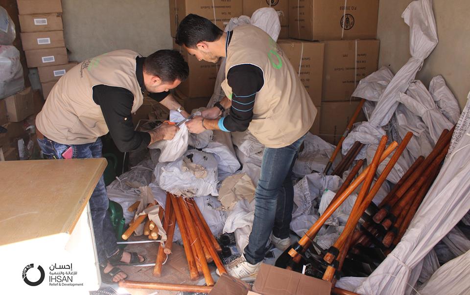 Ihsan distributed tools to cultivate ‪#‎homegardens‬ for families in ‪#‎Idlib‬