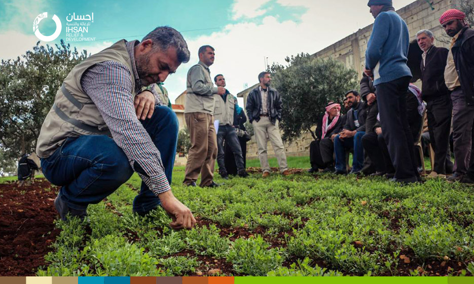 İHSAN DERNEĞE BAĞLI EKIP HUMUS’UN KUZEY KIRSALINDA ÇIFTÇILERE AĞAÇLIK ALAN ARASINA EKIM KONUSUNDA EĞITIM SEMINERLERI DÜZENLEDI