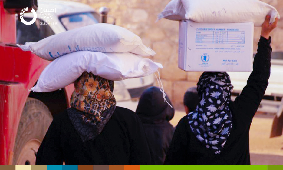 ضمن خطة الاستجابة الطارئة للنازحين فريق إحسان يقوم بتوزيع السلال الغذائية في ريف إدلب