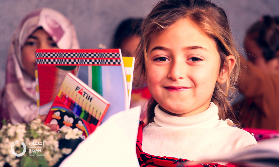 فريق برنامج التعليم في مؤسسة إحسان يقوم بتوزيع الحقائب المدرسية لأكثر من 10 آلاف طالب في 20 مدرسة