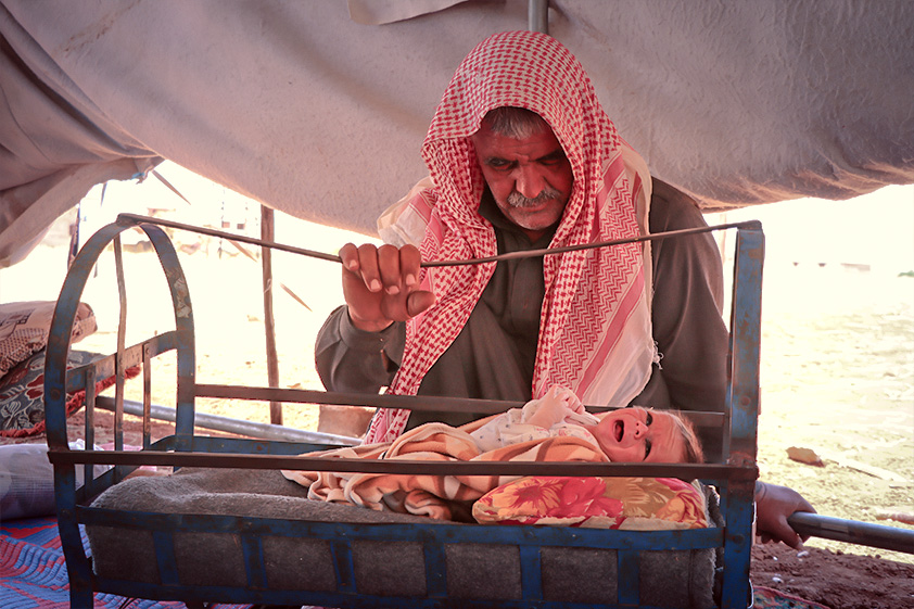 كيف تمر الأيام وكأنها أعوام، رحلة نزوح طويلة تعيشها عائلة أحمد