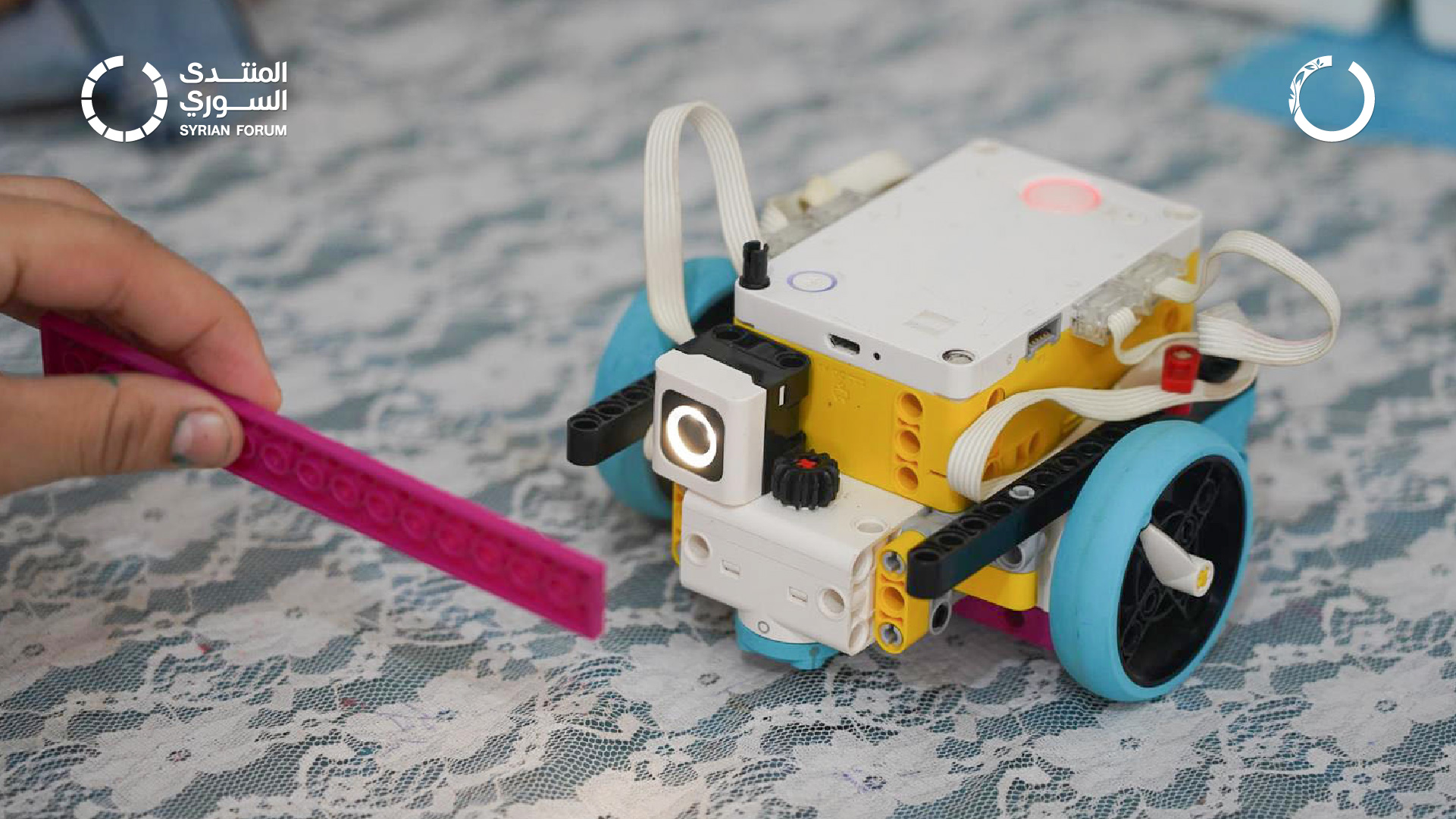 Training adolescent girls at the Women’s Innovation Center on robot programming for the development of creative thinking