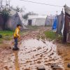 شتاء قاسٍ في مخيمات الشمال السوري: أمطار شديدة وبرودة تتسلل إلى حياة أطفالنا