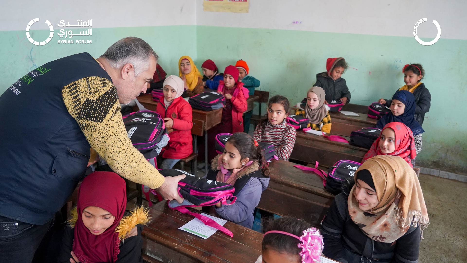 توزيع حقائب تعليمية ومستلزمات قرطاسية في ريف إدلب الشمالي