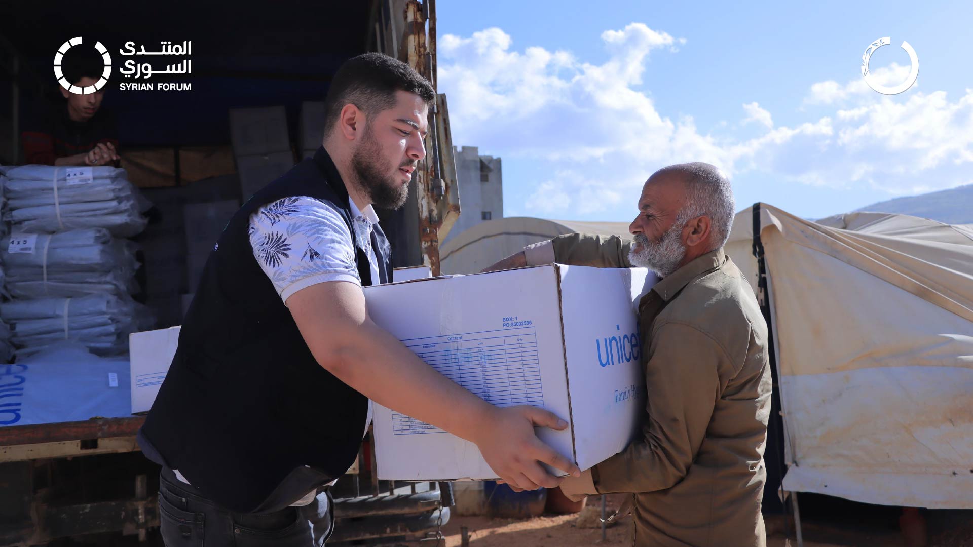 تقديم مساعدات إغاثية للمتضررين من العاصفة في مخيم كويرس في أرمناز